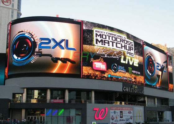 Màn hình LED có thể điều chỉnh độ sáng màn hình cong đủ màu trong phố đi bộ thương mại